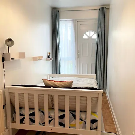Crescent - Two Bedroom Goodmayes