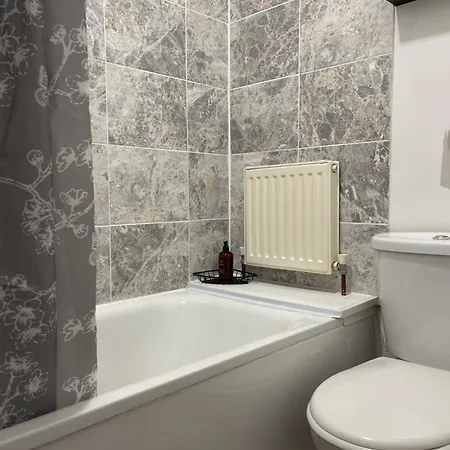 Crescent - Two Bedroom * Goodmayes