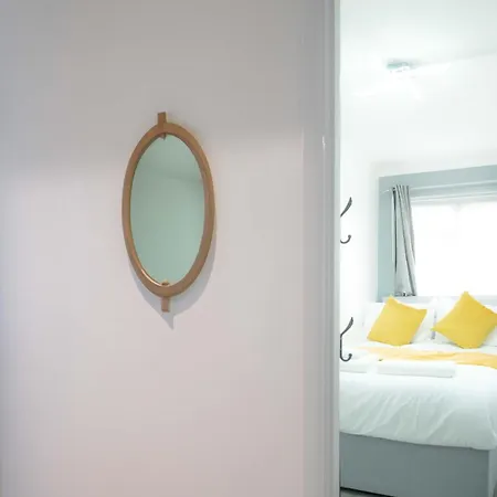 Amazing 2 Bedroom With Parking Apartment *