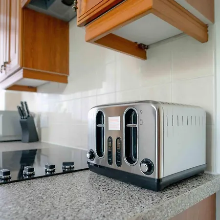 Apartment Amazing 2 Bedroom With Parking *