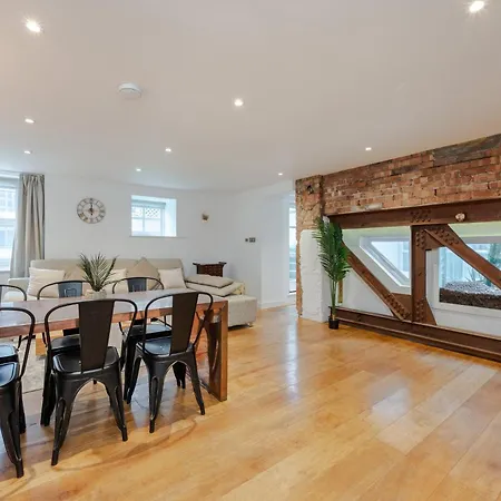 Stunning Duplex In Apartment *