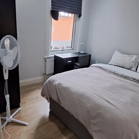 Comfy Fenia Homestay London