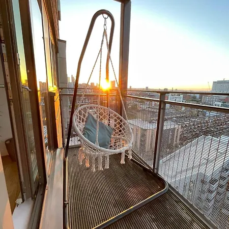 Whitechapel Two Bedroom Luxury - Free Private Parking - Views *