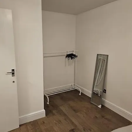 Beautiful Garden Flat Near Apartmán *