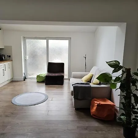 Beautiful Garden Flat Near
