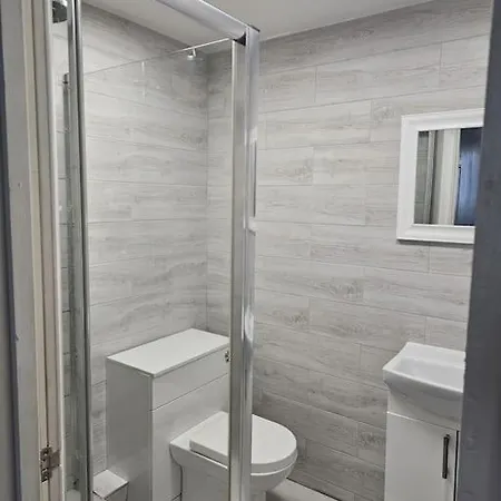 Beautiful Garden Flat Near *