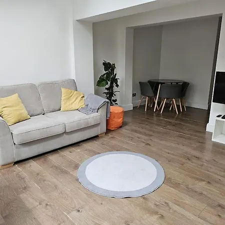 Beautiful Garden Flat Near Apartmán *
