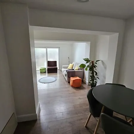 Beautiful Garden Flat Near *