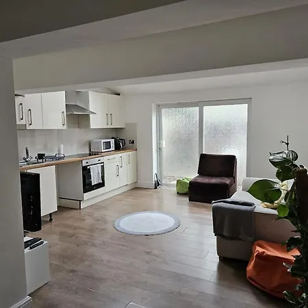 Beautiful Garden Flat Near *