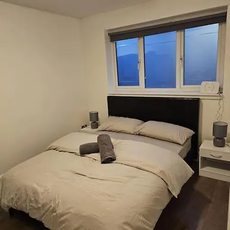Beautiful Garden Flat Near