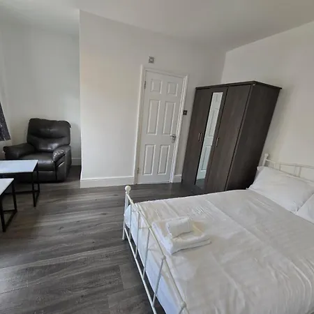 Limehouse Townhomes Modern 4-bedroom, 3-bathroom Townhome With A Private Garden Holiday home