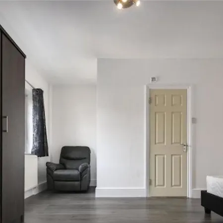 Limehouse Townhomes Modern 4-bedroom, 3-bathroom Townhome With A Private Garden * London