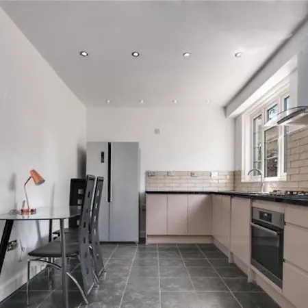 Limehouse Townhomes Modern 4-bedroom, 3-bathroom Townhome With A Private Garden