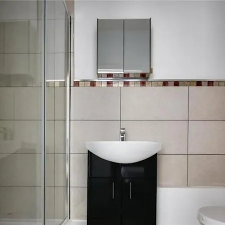 Holiday home Limehouse Townhomes Modern 4-bedroom, 3-bathroom Townhome With A Private Garden