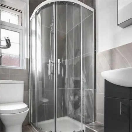 Limehouse Townhomes Modern 4-bedroom, 3-bathroom Townhome With A Private Garden