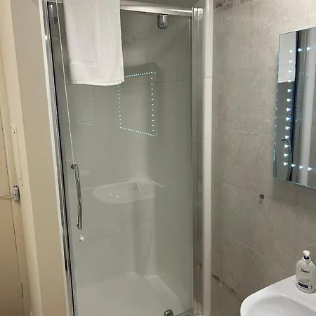 Bed & Breakfast Oakwood Heathrow 2*