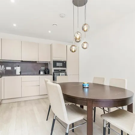 Stylish Surrey Quays - 10 Mins From Station * Londen