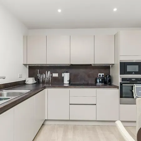 Stylish Surrey Quays - 10 Mins From Station * Londen