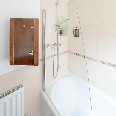 Apartment Amazing 2 Bedroom With Parking *