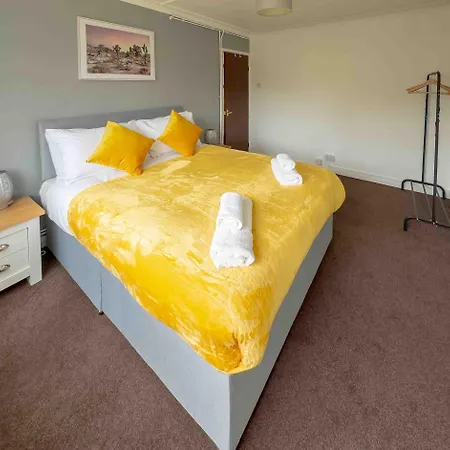 Amazing 2 Bedroom With Parking Apartment *