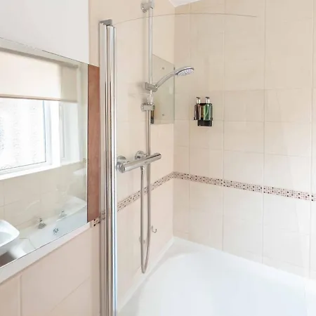 Apartment Amazing 2 Bedroom With Parking *