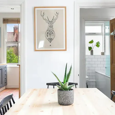 Pass The Keys Centrally Located Stylish Flat Apartment