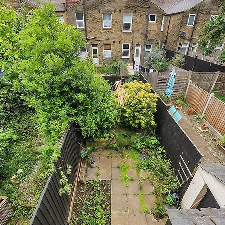 Pass The Keys Centrally Located Stylish Flat Apartment London