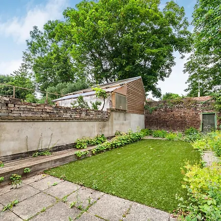 Holiday home Modern Victorian With Secret Garden