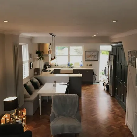 Newly Refurbished 4 Bedroom House In East *