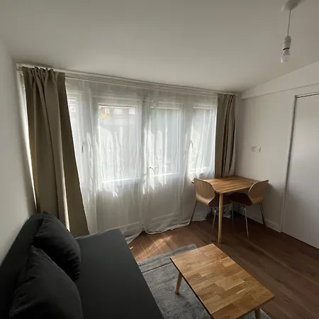 1bd Flat With Patio - 5 Min To Airport Apartment *