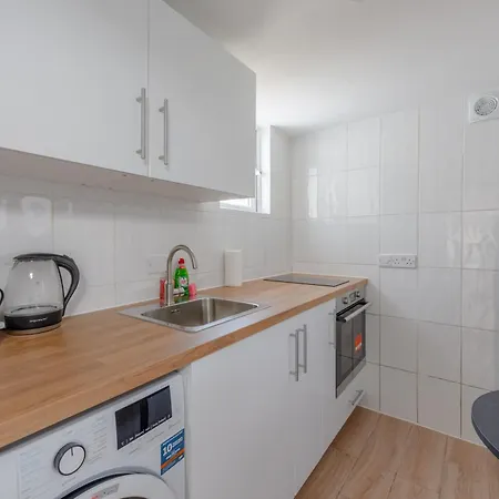 1bd Flat With Patio - 5 Min To Airport Apartment