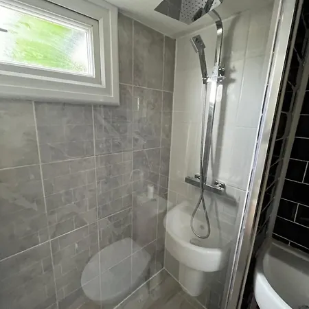1bd Flat With Patio - 5 Min To Airport London