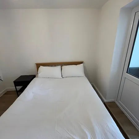 1bd Flat With Patio - 5 Min To Airport Apartment