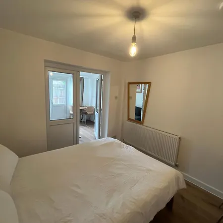 1bd Flat With Patio - 5 Min To Airport *