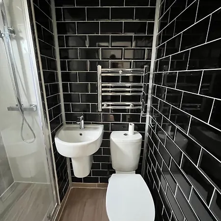 1bd Flat With Patio - 5 Min To Airport Apartment London