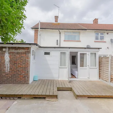 1bd Flat With Patio - 5 Min To Airport London