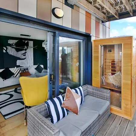 Unique Sky View -2 Bed Apartment London