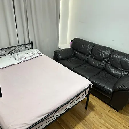 2 Bed Flat In Apartment *