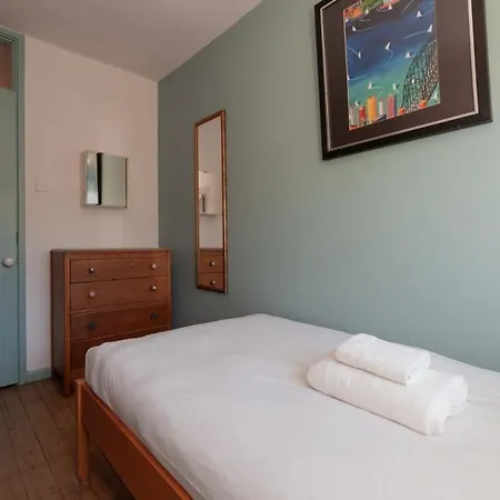 Central Stylish 4 Bedroom Apartment *