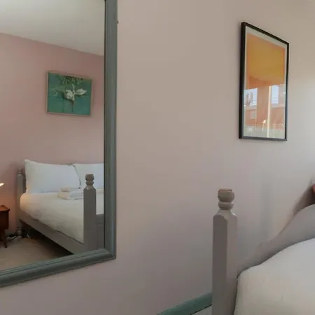 Central Stylish 4 Bedroom Apartment