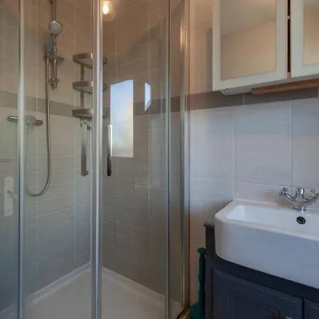 Central Stylish 4 Bedroom Apartment London