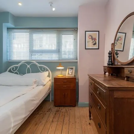 Central Stylish 4 Bedroom Apartment *