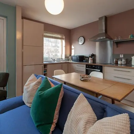 Central Stylish 4 Bedroom Apartment London