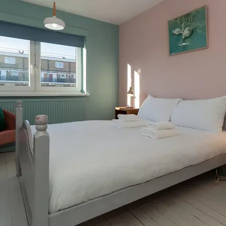 Central Stylish 4 Bedroom *
