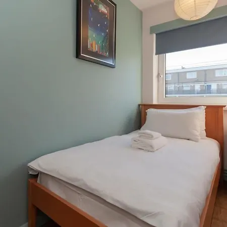 Apartment Central Stylish 4 Bedroom *