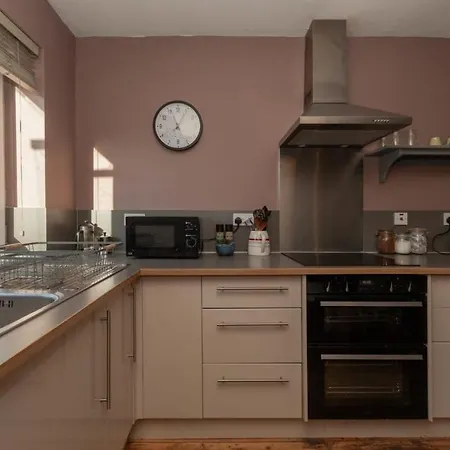 Apartment Central Stylish 4 Bedroom *