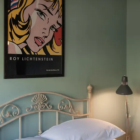 Central Stylish 4 Bedroom Apartment *