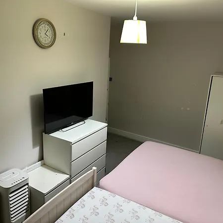2 Bed Flat In Apartment London
