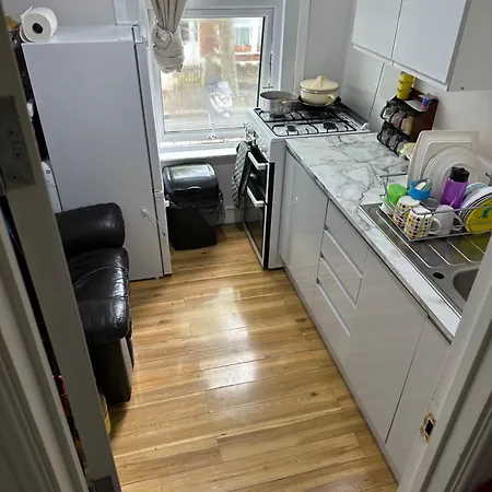 2 Bed Flat In Apartment London