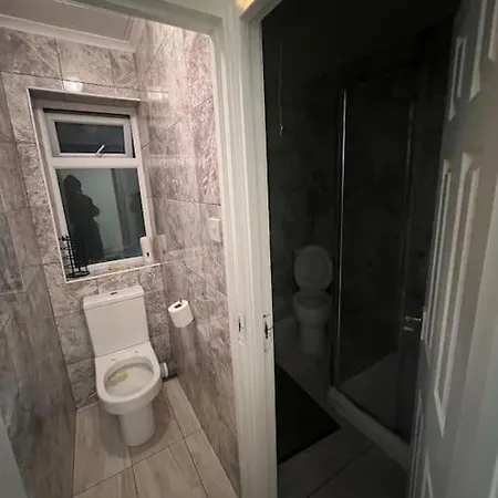 Spacious 3 Bedroom House Apartment *